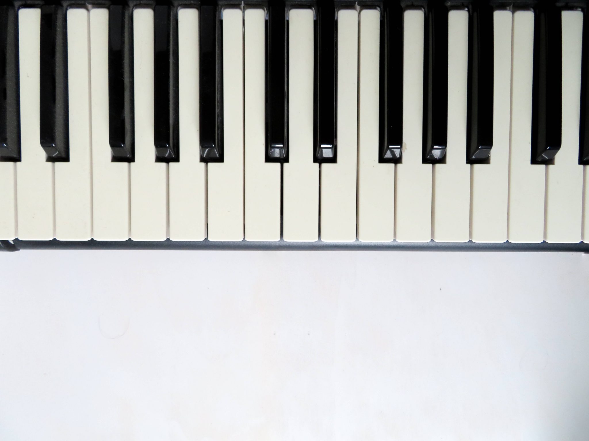Клавиатура фортепиано сверху